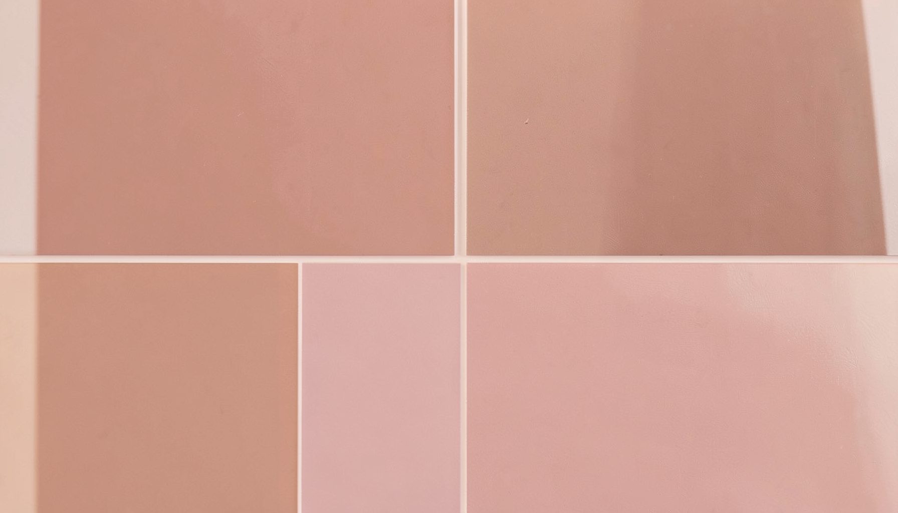 Paleta de sombras em tons terrosos e rosados, iluminação suave sobre penteadeira